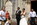 les mariés avec leurs colombes devant l'église